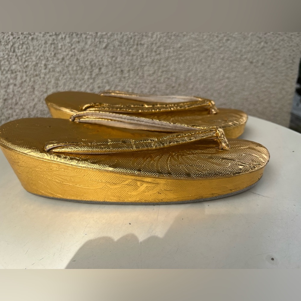 Traditional Japanese Zori Geta sandals gold foil tone Sz 5 platform heels
